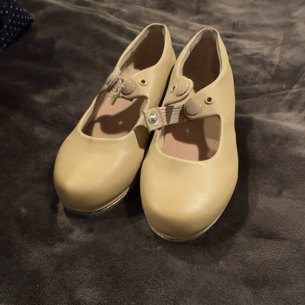 11.5 tap shoes, never worn Jr beats tie tap shoes